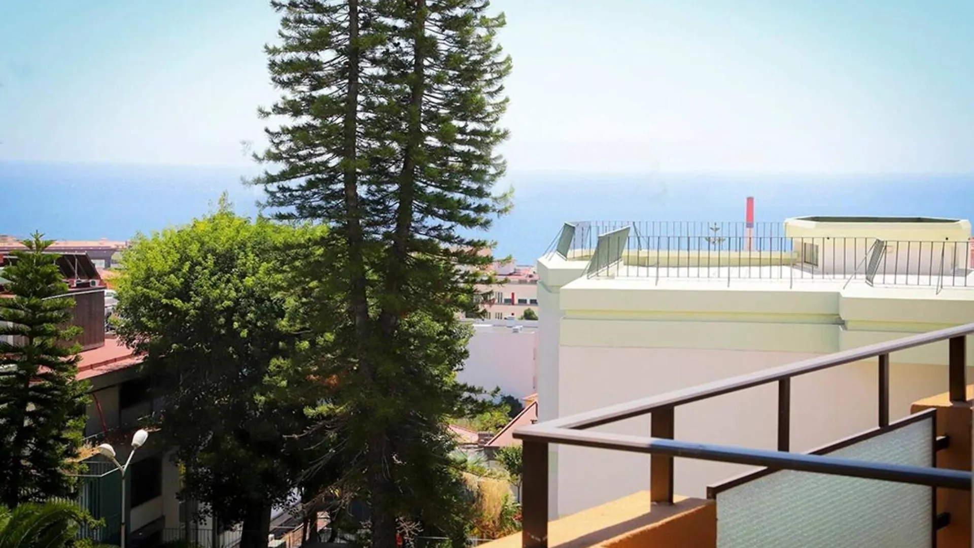 Comfortable Apartment In Funchal 95 Sqm Includes Parking 0*, Funchal (Madeira)